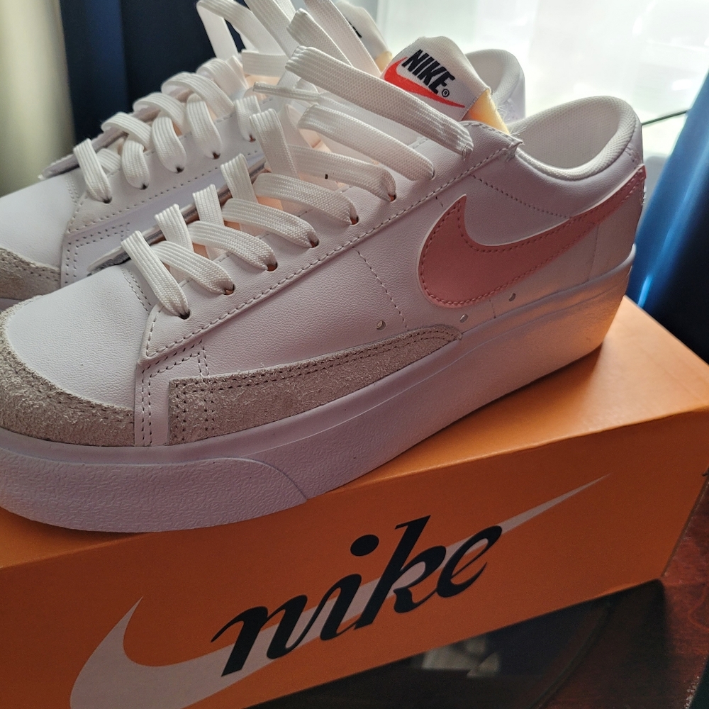 W Blazer MID 77 Nike women's size 8.5 white/pink platform low